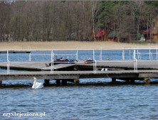 Rowerzyści odpoczywają na pomoście, jezioro Niesłysz w kwietniu 2014