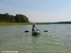 Fajnie jest pochodzić sobie z kajakiem, ale wystarczy już tej płycizny, więcej nie musi jej być - jezioro Powidzkie w sierpniu 2015