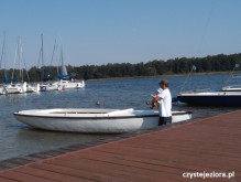 Tata pokazuje maleństwu wielką wodę, jezioro Powidzkie w sierpniu 2015