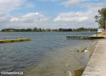 Widok na Ślesin z jeziora Mikorzyńskiego
