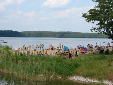 Widok na plażę gminną nad jeziorem Niesłysz, maj 2018