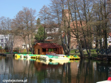Wypożyczalnia sprzętu wodnego nad jeziorem Łagowskim, w tle widać wieżę zamku łagowskiego