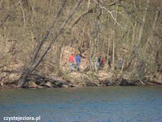 Turyści na ścieżce pieszo-rowerowej biegnącej wzdłuż jeziora Ciecz (Trześniowskiego)