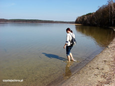 Ekipa czystejeziora.pl musi wejść do wody bez względu na jej temperaturę. Oświadczamy, że jeszcze zimna:)