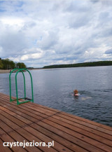 Duże jezioro Niesłysz i tylko kilkanaście osób w majówkowy weekend 2020