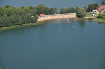 Jezioro Kłodno z plażą miejską, a u góry zdjęcia fragment jeziora Białego. Zdjęcie udostępnione przez Urząd Gminy w Chmielnie