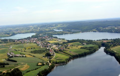 Na I planie fragment jeziora Raduńskiego Dolnego, w głębi widoczne jest jezioro Kłodno, a po lewej - jezioro Brodno. Zdjęcie udostępnione przez Urząd Gminy w Chmielnie