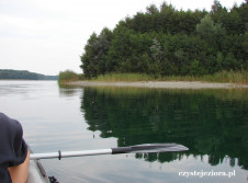 Opływamy wyspę na jeziorze Budzisławskim