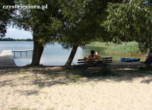 Plaża z pomostem nad jeziorem Ostrowickim