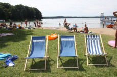 Leżaki na plaży w Czaplinku, zdjęcie: wrota.czaplinek.pl