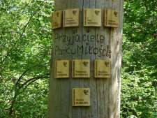 Tabliczki z nazwiskami przyjaciół Parku Miłości