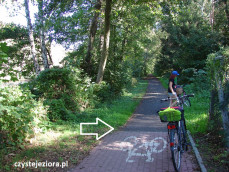 Trasa rowerowa wzdłuż kanału Ołobok, kanał znajduje się po lewej