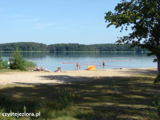 Plaża gminna nad jeziorem Niesłysz - bojki wyznaczają obszar do pływania strzeżony przez ratowników