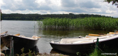 Łódki wędkarskie nad jeziorem Lubie
