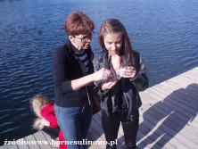Uczniowie pod kierunkiem nauczycieli badają jakość wody w jeziorze Pile