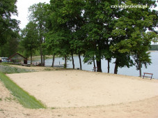 Boisko do piłki siatkowej na plaży w Przełazach nad jeziorem Niesłysz