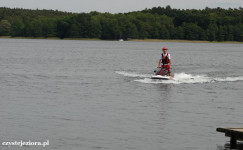 A to czujny ratownik WOPR, jezioro Niesłysz w maju 2015